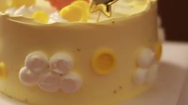 美味的黄色狮子蛋糕视频的预览图